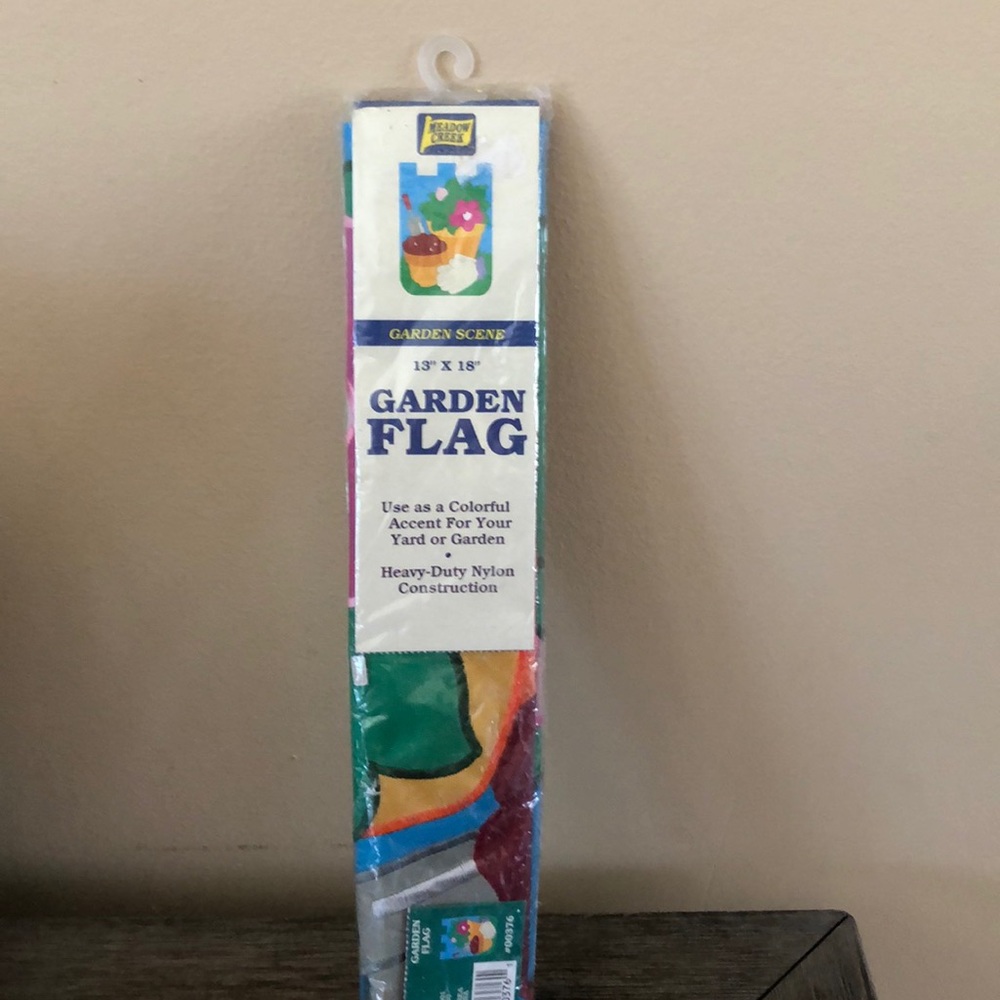 Garden Flag 13X 18 inches garden scene new